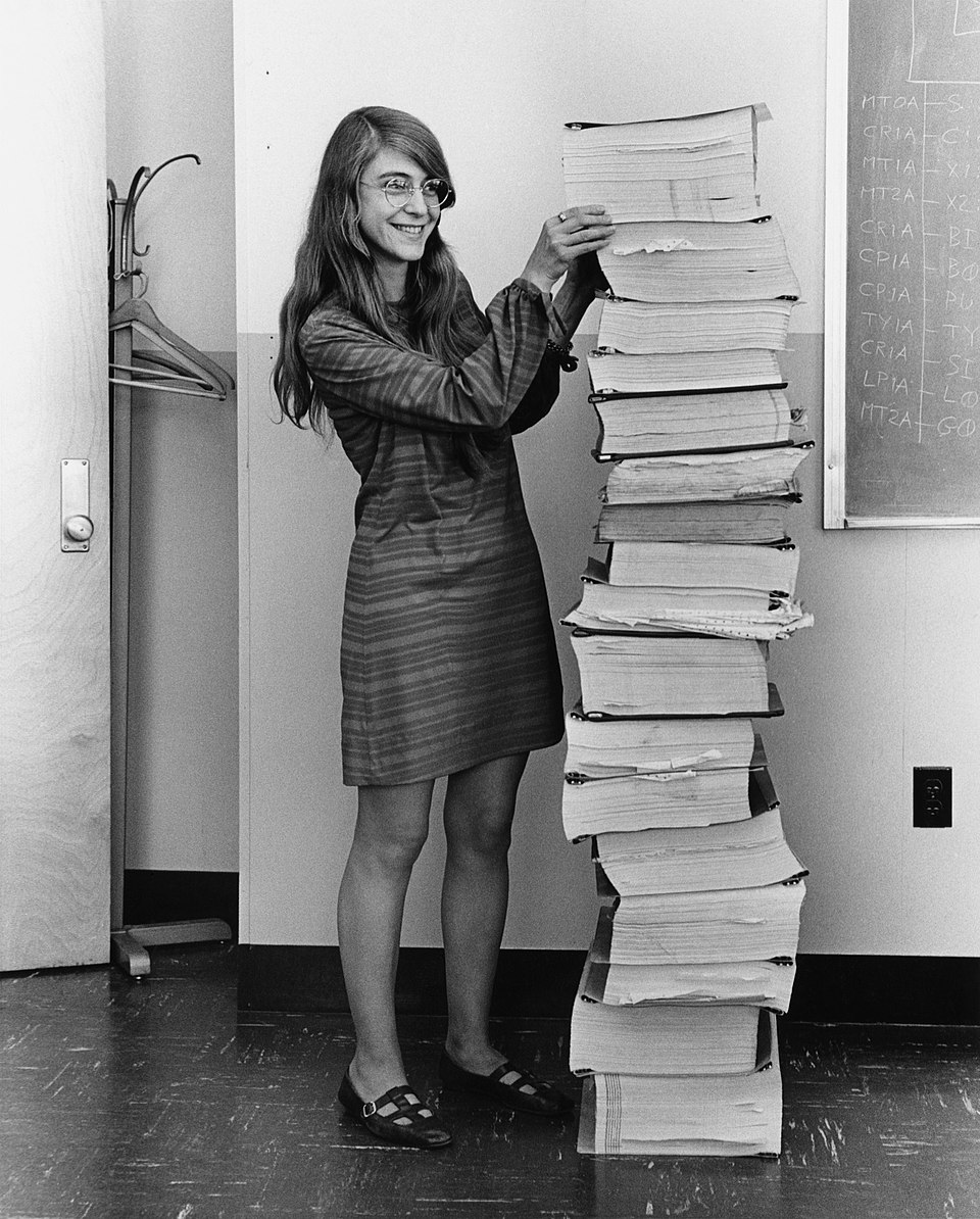 Margaret Hamilton 站在 Apollo 飞行软件源代码清单旁。